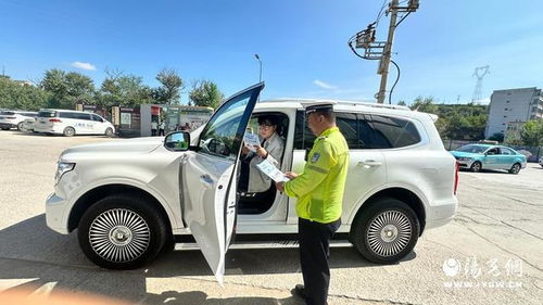 旅游旺季 府谷公安交警城區(qū)中隊走進(jìn)隨車游汽車租賃公司開展交通安全檢查與宣教工作